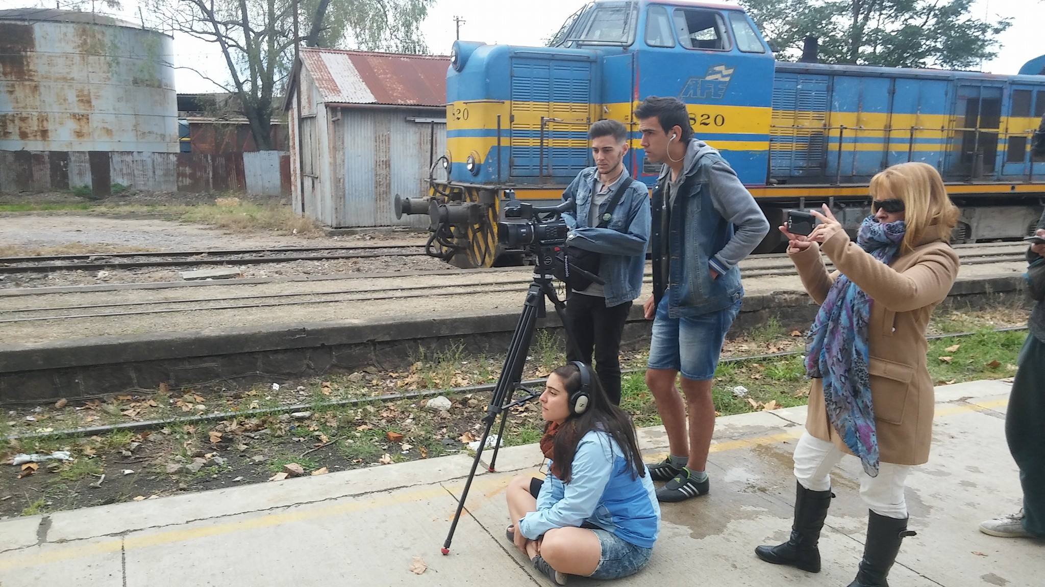 El equipo de Comisión Caos filmando en la estación de trenes de Peñarol