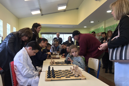 Niños y niñas jugando ajedrez