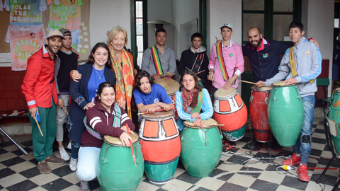 Ministra y estudiantes de CECAP con tambores