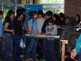 Alumnos tocando el órgano