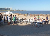 Mesas y gente en la playa