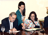 Ministro Ehrlich y Ana Olivera durante firma de la Carta Intención