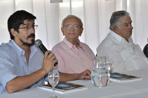 Pablo Álvarez haciendo uso de la palabra, a la derecha Vidart y el presidente Mujica