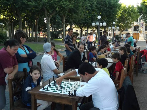 Personas jugando ajedrez en la plaza