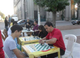 Personas jugando en una plaza