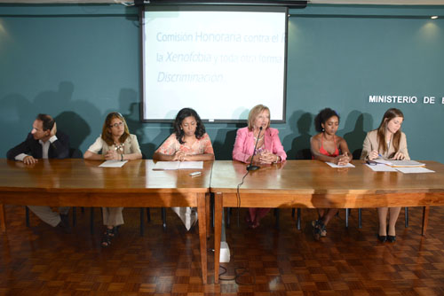 Autoridades en mesa durante la presentación de la evaluación 2014