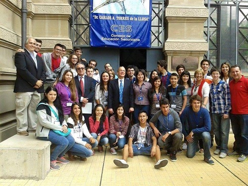 Estudiantes y docentes afuera del Museo Dr. Carlos Torres de la Llosa