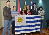 Estudiantes uruguayos junto a Ministra