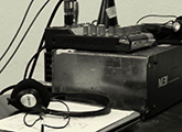 Radiotransmisor y auriculares, equipo utilizado para emitir la audiodescripción