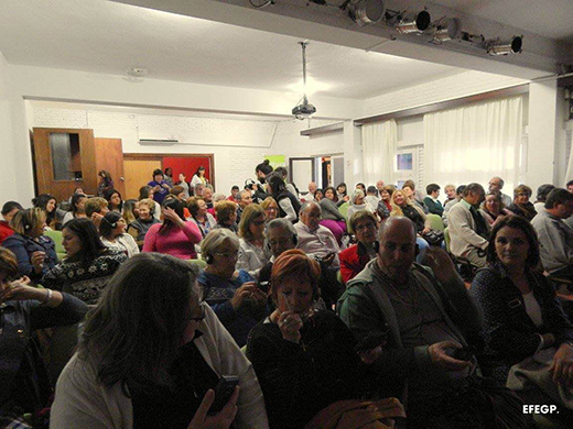 Público sentado en la sala La Comedia, aguardando el comienzo de la obra